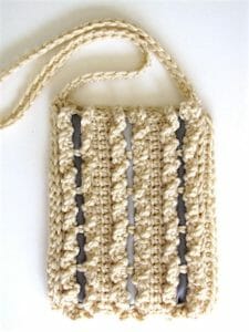 Wallet-sized beige cashmere bag of Tunisian crochet, embellished with double ruffles, woven with grey satin ribbons.