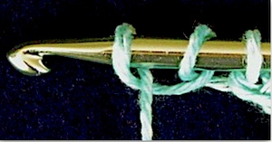 Half hitch or crossed loop on crochet hook